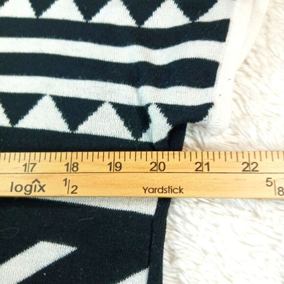 Cable & Gauge Black/ White Geo Print Viscose/ Acrylic Sweater. Short Sleeve. XL - Picture 5 of 6